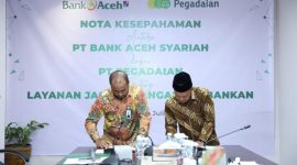 Plt Dirut Bank Aceh, Fadhil Ilyas dan Chief of Transformation Office PT Pegadaian, Mulyono menandatangani MoU penguatan kerja sama dan sinergi dalam upaya ekspansi dan meningkatkan layanan digital di Bank Aceh Kantor Pusat Banda Aceh, Rabu (17/7/2024). Foto : Humas Bank Aceh