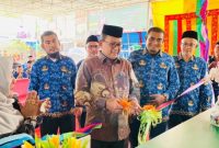 Kepala Kantor Wilayah Kementerian Agama Aceh Drs H Azhari MSi didampingi Kakankemenag Aceh Besar Saifuddin dan Kasubbag TU Kemenag Aceh Besar, Khalid Wardana, memotong pita saat melakukan Grand Launching Pelayanan Terpadu Satu Pintu (PTSP) MTsN 8 Aceh Besar, Rabu (17/07/2024). Foto : Humas Kemenag Aceh Besar