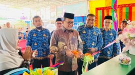 Kepala Kantor Wilayah Kementerian Agama Aceh Drs H Azhari MSi didampingi Kakankemenag Aceh Besar Saifuddin dan Kasubbag TU Kemenag Aceh Besar, Khalid Wardana, memotong pita saat melakukan Grand Launching Pelayanan Terpadu Satu Pintu (PTSP) MTsN 8 Aceh Besar, Rabu (17/07/2024). Foto : Humas Kemenag Aceh Besar