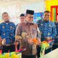 Kepala Kantor Wilayah Kementerian Agama Aceh Drs H Azhari MSi didampingi Kakankemenag Aceh Besar Saifuddin dan Kasubbag TU Kemenag Aceh Besar, Khalid Wardana, memotong pita saat melakukan Grand Launching Pelayanan Terpadu Satu Pintu (PTSP) MTsN 8 Aceh Besar, Rabu (17/07/2024). Foto : Humas Kemenag Aceh Besar