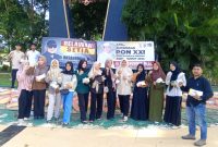 Sejumlah generasi milinial Kota Banda Aceh melakukan foto bersama usai melakukan aksi membagi-bagikan brosur Ir Hasanuddin M.Si Calon Walikota Banda Aceh di Taman Ratu Safiatuddin Sabtu 20 Juli 2024 (Foto : Dokumen Tim)
