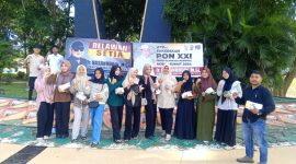 Sejumlah generasi milinial Kota Banda Aceh melakukan foto bersama usai melakukan aksi membagi-bagikan brosur Ir Hasanuddin M.Si Calon Walikota Banda Aceh di Taman Ratu Safiatuddin Sabtu 20 Juli 2024 (Foto : Dokumen Tim)