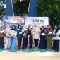 Sejumlah generasi milinial Kota Banda Aceh melakukan foto bersama usai melakukan aksi membagi-bagikan brosur Ir Hasanuddin M.Si Calon Walikota Banda Aceh di Taman Ratu Safiatuddin Sabtu 20 Juli 2024 (Foto : Dokumen Tim)