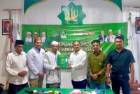Calon Walikota Banda Aceh Fachrul Razi (tiga dari kanan)  menyerahkan berkas pendaftaran dan dukungan yang di terima Ketua Umum MPP Partai Adil Sejahtera (PAS) Aceh Tu Bulqaini Tanjungan di Sekretariat MPP PAS Aceh Kawasan Lhueng Bata Banda Aceh Senin (22/7/2024).
Foto : bandapos.com