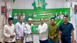 Calon Walikota Banda Aceh Fachrul Razi (tiga dari kanan)  menyerahkan berkas pendaftaran dan dukungan yang di terima Ketua Umum MPP Partai Adil Sejahtera (PAS) Aceh Tu Bulqaini Tanjungan di Sekretariat MPP PAS Aceh Kawasan Lhueng Bata Banda Aceh Senin (22/7/2024).
Foto : bandapos.com
