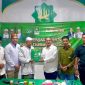 Calon Walikota Banda Aceh Fachrul Razi (tiga dari kanan)  menyerahkan berkas pendaftaran dan dukungan yang di terima Ketua Umum MPP Partai Adil Sejahtera (PAS) Aceh Tu Bulqaini Tanjungan di Sekretariat MPP PAS Aceh Kawasan Lhueng Bata Banda Aceh Senin (22/7/2024).
Foto : bandapos.com