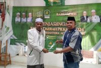 Perwakilan Bakal Calon Bupati Aceh Selatan Drs.Adi Multa menyerahkan berkas biodata Balon Bupati Aceh Selatan H.Mirwan MS, SE, M.Sos yang diterima oleh Ketua Umum Partai PAS Tu Bulqaini Tanjungan di Sekretariat MPP PAS Aceh Banda Aceh Selasa (23/7/2024).
Foto : BANDAPOS.com