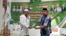 Perwakilan Bakal Calon Bupati Aceh Selatan Drs.Adi Multa menyerahkan berkas biodata Balon Bupati Aceh Selatan H.Mirwan MS, SE, M.Sos yang diterima oleh Ketua Umum Partai PAS Tu Bulqaini Tanjungan di Sekretariat MPP PAS Aceh Banda Aceh Selasa (23/7/2024).
Foto : BANDAPOS.com