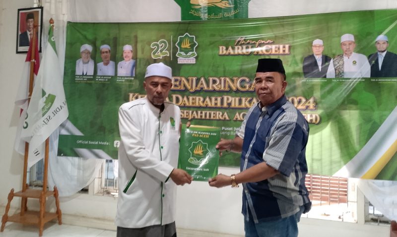 Perwakilan Bakal Calon Bupati Aceh Selatan Drs.Adi Multa menyerahkan berkas biodata Balon Bupati Aceh Selatan H.Mirwan MS, SE, M.Sos yang diterima oleh Ketua Umum Partai PAS Tu Bulqaini Tanjungan di Sekretariat MPP PAS Aceh Banda Aceh Selasa (23/7/2024).
Foto : BANDAPOS.com