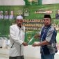 Perwakilan Bakal Calon Bupati Aceh Selatan Drs.Adi Multa menyerahkan berkas biodata Balon Bupati Aceh Selatan H.Mirwan MS, SE, M.Sos yang diterima oleh Ketua Umum Partai PAS Tu Bulqaini Tanjungan di Sekretariat MPP PAS Aceh Banda Aceh Selasa (23/7/2024).
Foto : BANDAPOS.com