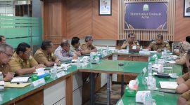 Pj Bupati Muhammad Iswanto dan jajaran Organisasi Perangkat Daerah (OPD) Aceh Besar dalam Rakor PON bersama Pj Sekda Aceh Azwardi. (Foto: MC Aceh Besar)