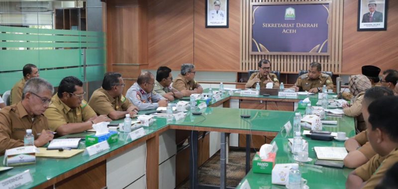Pj Bupati Muhammad Iswanto dan jajaran Organisasi Perangkat Daerah (OPD) Aceh Besar dalam Rakor PON bersama Pj Sekda Aceh Azwardi. (Foto: MC Aceh Besar)
