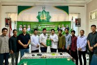 Ketua Penjaringan Kepala Daerah 2024 PAS Aceh Fauziannur AR Buket menerima berkas pendaftaran Tu Sop sebagai Balon Gubernur Aceh oleh Firqan Fiqri dari Himpunan Millenial Pro Syariat Islam (Himmas) Selasa (30/7/2024) di Sekretariat MPP PAS Aceh di Banda Aceh