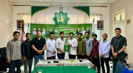 Ketua Penjaringan Kepala Daerah 2024 PAS Aceh Fauziannur AR Buket menerima berkas pendaftaran Tu Sop sebagai Balon Gubernur Aceh oleh Firqan Fiqri dari Himpunan Millenial Pro Syariat Islam (Himmas) Selasa (30/7/2024) di Sekretariat MPP PAS Aceh di Banda Aceh
