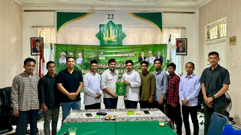 Ketua Penjaringan Kepala Daerah 2024 PAS Aceh Fauziannur AR Buket menerima berkas pendaftaran Tu Sop sebagai Balon Gubernur Aceh oleh Firqan Fiqri dari Himpunan Millenial Pro Syariat Islam (Himmas) Selasa (30/7/2024) di Sekretariat MPP PAS Aceh di Banda Aceh