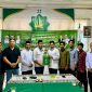Ketua Penjaringan Kepala Daerah 2024 PAS Aceh Fauziannur AR Buket menerima berkas pendaftaran Tu Sop sebagai Balon Gubernur Aceh oleh Firqan Fiqri dari Himpunan Millenial Pro Syariat Islam (Himmas) Selasa (30/7/2024) di Sekretariat MPP PAS Aceh di Banda Aceh