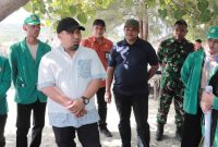 Pj Bupati Aceh Besar Muhammad Iswanto memberi arahan kepada mahasiswa KKN pada saat pembersihan pantai dikawasan kecamatan Masjid Raya (Foto :MC Aceh Besar)