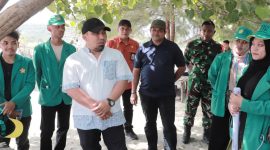 Pj Bupati Aceh Besar Muhammad Iswanto memberi arahan kepada  mahasiswa KKN pada  saat pembersihan pantai dikawasan kecamatan Masjid Raya (Foto :MC Aceh Besar)