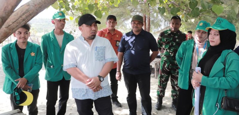Pj Bupati Aceh Besar Muhammad Iswanto memberi arahan kepada  mahasiswa KKN pada  saat pembersihan pantai dikawasan kecamatan Masjid Raya (Foto :MC Aceh Besar)