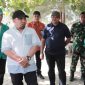 Pj Bupati Aceh Besar Muhammad Iswanto memberi arahan kepada  mahasiswa KKN pada  saat pembersihan pantai dikawasan kecamatan Masjid Raya (Foto :MC Aceh Besar)
