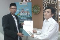 Ketua Yayasan Rumoh Bina Aneuk Nanggroe Dr.Tgk Jamaluddin Thaib, MA menerima Keputusan Menterima Agama (KMA) 2 Prodi Baru oleh Subbag TU Direktorat Pendidikan Tinggi Keagamaan Islam Muhammad Ali Bustomi di Kantor Kemenag Jakarta Selasa (6/8/2024).