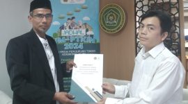 Ketua Yayasan Rumoh Bina Aneuk Nanggroe Dr.Tgk Jamaluddin Thaib, MA menerima Keputusan Menterima Agama (KMA) 2 Prodi Baru oleh Subbag TU Direktorat Pendidikan Tinggi Keagamaan Islam Muhammad Ali Bustomi di Kantor Kemenag Jakarta Selasa (6/8/2024).