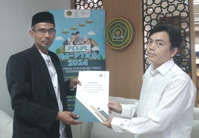 Ketua Yayasan Rumoh Bina Aneuk Nanggroe Dr.Tgk Jamaluddin Thaib, MA menerima Keputusan Menterima Agama (KMA) 2 Prodi Baru oleh Subbag TU Direktorat Pendidikan Tinggi Keagamaan Islam Muhammad Ali Bustomi di Kantor Kemenag Jakarta Selasa (6/8/2024).