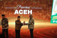 Pj Gubernur Bustami Hamzah menerima award UHC dari Wapres Ma'ruf Amin. Foto Ist