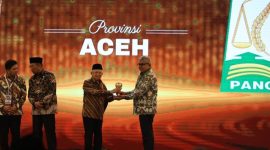 Pj Gubernur Bustami Hamzah menerima award UHC dari Wapres Ma'ruf Amin. Foto Ist