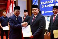 Sekda Aceh, Azwardi menyerahkan SK kepada Akkar Arafat, diantara lima pejabat eselon II lingkup Pemerintah Aceh yang dilantik di Anjong Mon Mata, Banda Aceh, Kamis (15/8/2024). Foto : Humas Pemerintah Aceh