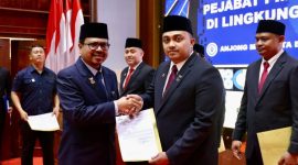 Sekda Aceh, Azwardi menyerahkan SK kepada Akkar Arafat, diantara lima pejabat eselon II lingkup Pemerintah Aceh yang dilantik di Anjong Mon Mata, Banda Aceh, Kamis (15/8/2024). Foto : Humas Pemerintah Aceh