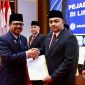 Sekda Aceh, Azwardi menyerahkan SK kepada Akkar Arafat, diantara lima pejabat eselon II lingkup Pemerintah Aceh yang dilantik di Anjong Mon Mata, Banda Aceh, Kamis (15/8/2024). Foto : Humas Pemerintah Aceh