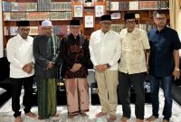 Pj Gubernur Aceh, Bustami Hamzah melakukan foto bersama usai pertemuan dalam kunjungan silaturrahminya yang berlangsung di Dayah Ma’hadal Ulum Diniyah Islamiyah diterima langsung oleh Tgk H. Hasanoel Bashry (Abu Mudi) dan Tu Bulqaini Minggu (18/8/2024). Foto :Humas Pemerintah Aceh