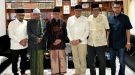Pj Gubernur Aceh, Bustami Hamzah melakukan foto bersama usai pertemuan dalam kunjungan silaturrahminya yang berlangsung di Dayah Ma’hadal Ulum Diniyah Islamiyah diterima langsung oleh Tgk H. Hasanoel Bashry (Abu Mudi) dan Tu Bulqaini Minggu (18/8/2024). Foto :Humas Pemerintah Aceh