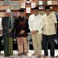 Pj Gubernur Aceh, Bustami Hamzah melakukan foto bersama usai pertemuan dalam kunjungan silaturrahminya yang berlangsung di Dayah Ma’hadal Ulum Diniyah Islamiyah diterima langsung oleh Tgk H. Hasanoel Bashry (Abu Mudi) dan Tu Bulqaini Minggu (18/8/2024). Foto :Humas Pemerintah Aceh