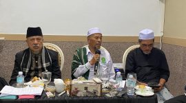 Ketua Umum PAS Aceh Tgk H.Tu Bulqaini Tanjongan (tengah) sedang memberi arahan kepada caleg terpilih DPRK dan DPRA  saat penutupan acara Daurah Siyasah I Partai Adil Sejahtera Aceh Rabu 21Agustus 2024 di Banda Aceh (Foto :BANDAPOS)