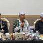 Ketua Umum PAS Aceh Tgk H.Tu Bulqaini Tanjongan (tengah) sedang memberi arahan kepada caleg terpilih DPRK dan DPRA  saat penutupan acara Daurah Siyasah I Partai Adil Sejahtera Aceh Rabu 21Agustus 2024 di Banda Aceh (Foto :BANDAPOS)