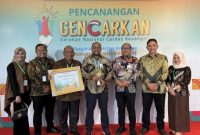Pimpinan Bank Aceh menerima penghargaan Financial Literacy Award 2024 Kategori PUJK Teraktif diterima oleh Plt Direktur Utama Bank Aceh, Fadhil Ilyas di Jakarta, 22 Agustus 2024. (Foto Humas Bank Aceh)