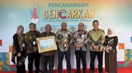 Pimpinan Bank Aceh menerima penghargaan Financial Literacy Award 2024 Kategori PUJK Teraktif diterima oleh Plt Direktur Utama Bank Aceh, Fadhil Ilyas di Jakarta, 22 Agustus 2024. (Foto Humas Bank Aceh)