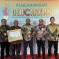 Pimpinan Bank Aceh menerima penghargaan Financial Literacy Award 2024 Kategori PUJK Teraktif diterima oleh Plt Direktur Utama Bank Aceh, Fadhil Ilyas di Jakarta, 22 Agustus 2024. (Foto Humas Bank Aceh)