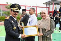 Pj Ketua Dewan Kerajinan Nasional Daerah Aceh Besar Cut Rezky Handayani, MM menerima Piagam Penghargaan Bidang Kekayaan Intelektual dari Kakanwil Kemenkumham Aceh, Dr. Drs. Meurah Budiman, S.H., M.H di Lapas Kelas II A, Gampong Bineh Blang, Kecamatan Ingin Jaya, Aceh Besar, Senin (19/8/202), Foto : MC Aceh Besar