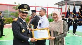 Pj Ketua Dewan Kerajinan Nasional Daerah Aceh Besar Cut Rezky Handayani, MM menerima Piagam Penghargaan Bidang Kekayaan Intelektual dari Kakanwil Kemenkumham Aceh, Dr. Drs. Meurah Budiman, S.H., M.H di Lapas Kelas II A, Gampong Bineh Blang, Kecamatan Ingin Jaya, Aceh Besar, Senin (19/8/202), Foto : MC Aceh Besar