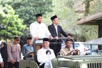 Pj Bupati Aceh Besar Muhammad Iswanto didampingi Pimpinan Pesantren Oemar Diyan Tgk Fakhruddin Lahmuddin, saat iba di pesantren, untuk menginspeksi barisan peserta upacara tahunan. (Foto MC Aceh Besar).