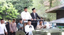Pj Bupati Aceh Besar Muhammad Iswanto didampingi Pimpinan Pesantren Oemar Diyan Tgk Fakhruddin Lahmuddin, saat iba di pesantren, untuk menginspeksi barisan peserta upacara tahunan. (Foto MC Aceh Besar).