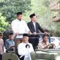 Pj Bupati Aceh Besar Muhammad Iswanto didampingi Pimpinan Pesantren Oemar Diyan Tgk Fakhruddin Lahmuddin, saat iba di pesantren, untuk menginspeksi barisan peserta upacara tahunan. (Foto MC Aceh Besar).