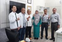 Kunjungan Silatturahmi Koni Jakarta: Soekoyo Ketua Bidang Internal Audit, Drs. H. A. Mali, M.Si Wakil Bendahara Umum III ke Kantor Cabang Utama Bank Aceh yang disambut oleh Masyithah Wakil Pimpinan Operasional, Rahmat Fatlon kabag customer service (tengah) dan Muliadi Pemimpin KCP Seutui.(Foto: Dok Humas Bank Aceh)