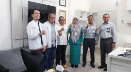 Kunjungan Silatturahmi Koni Jakarta: Soekoyo Ketua Bidang Internal Audit, Drs. H. A. Mali, M.Si Wakil Bendahara Umum III ke Kantor Cabang Utama Bank Aceh yang disambut oleh Masyithah Wakil Pimpinan Operasional, Rahmat Fatlon kabag customer service (tengah) dan Muliadi Pemimpin KCP Seutui.(Foto: Dok Humas Bank Aceh)