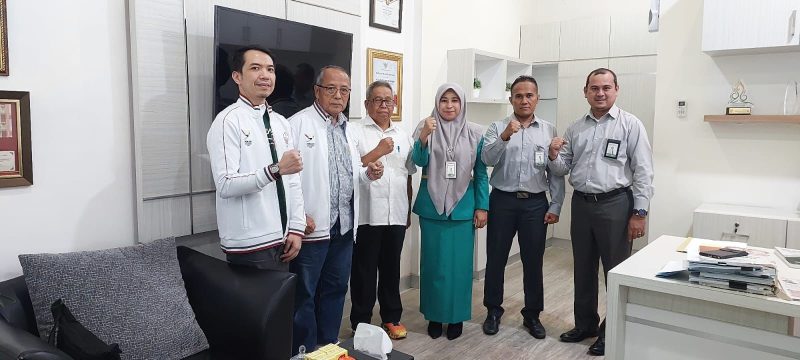 Kunjungan Silatturahmi Koni Jakarta: Soekoyo Ketua Bidang Internal Audit, Drs. H. A. Mali, M.Si Wakil Bendahara Umum III ke Kantor Cabang Utama Bank Aceh yang disambut oleh Masyithah Wakil Pimpinan Operasional, Rahmat Fatlon kabag customer service (tengah) dan Muliadi Pemimpin KCP Seutui.(Foto: Dok Humas Bank Aceh)