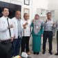 Kunjungan Silatturahmi Koni Jakarta: Soekoyo Ketua Bidang Internal Audit, Drs. H. A. Mali, M.Si Wakil Bendahara Umum III ke Kantor Cabang Utama Bank Aceh yang disambut oleh Masyithah Wakil Pimpinan Operasional, Rahmat Fatlon kabag customer service (tengah) dan Muliadi Pemimpin KCP Seutui.(Foto: Dok Humas Bank Aceh)