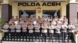 Kapolda Aceh Irjen Achmad Kartiko melakukan foto bersama usai upacara serah terima jabatan (Sertijab) Wakapolda Aceh dan Irwasda di Mapolda Aceh  Rabu (28/8/2024).